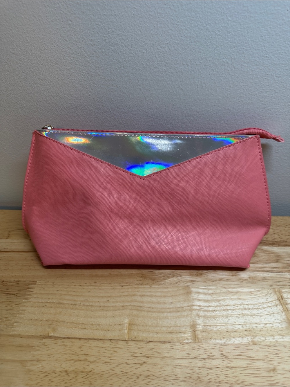 Elizabeth Arden Pink Cosmetic Pouch with Holographic Silver Panel NWOT